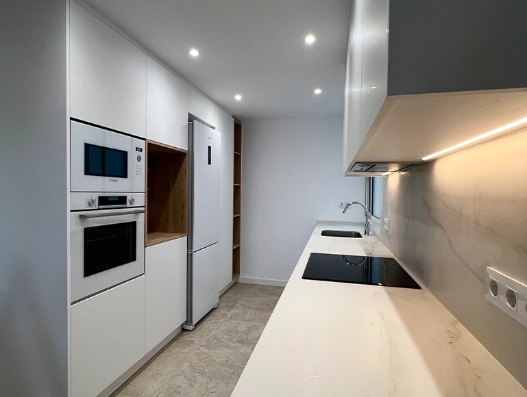 Cuina recentment reformada amb acabats de marbre blanc