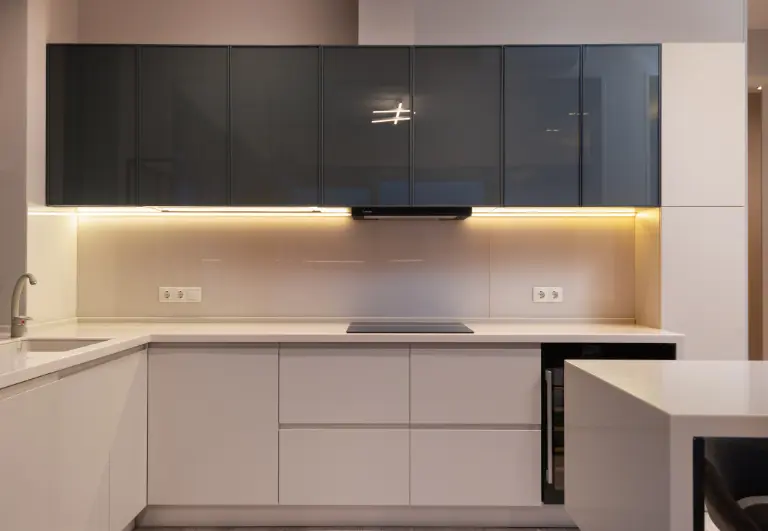 Cocina lineal compacta y funcional con armarios bajos y altos en un solo frente, optimizando el espacio de una pared.